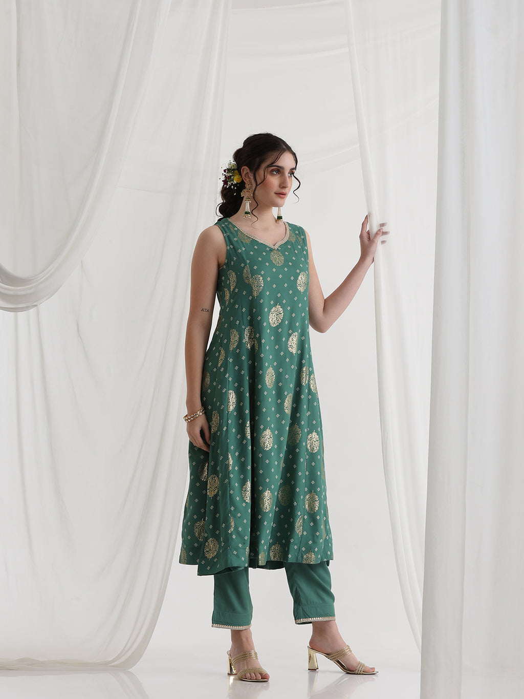 Foil Printed Sweetheart Neck Kurta With Trousers & Dupatta
