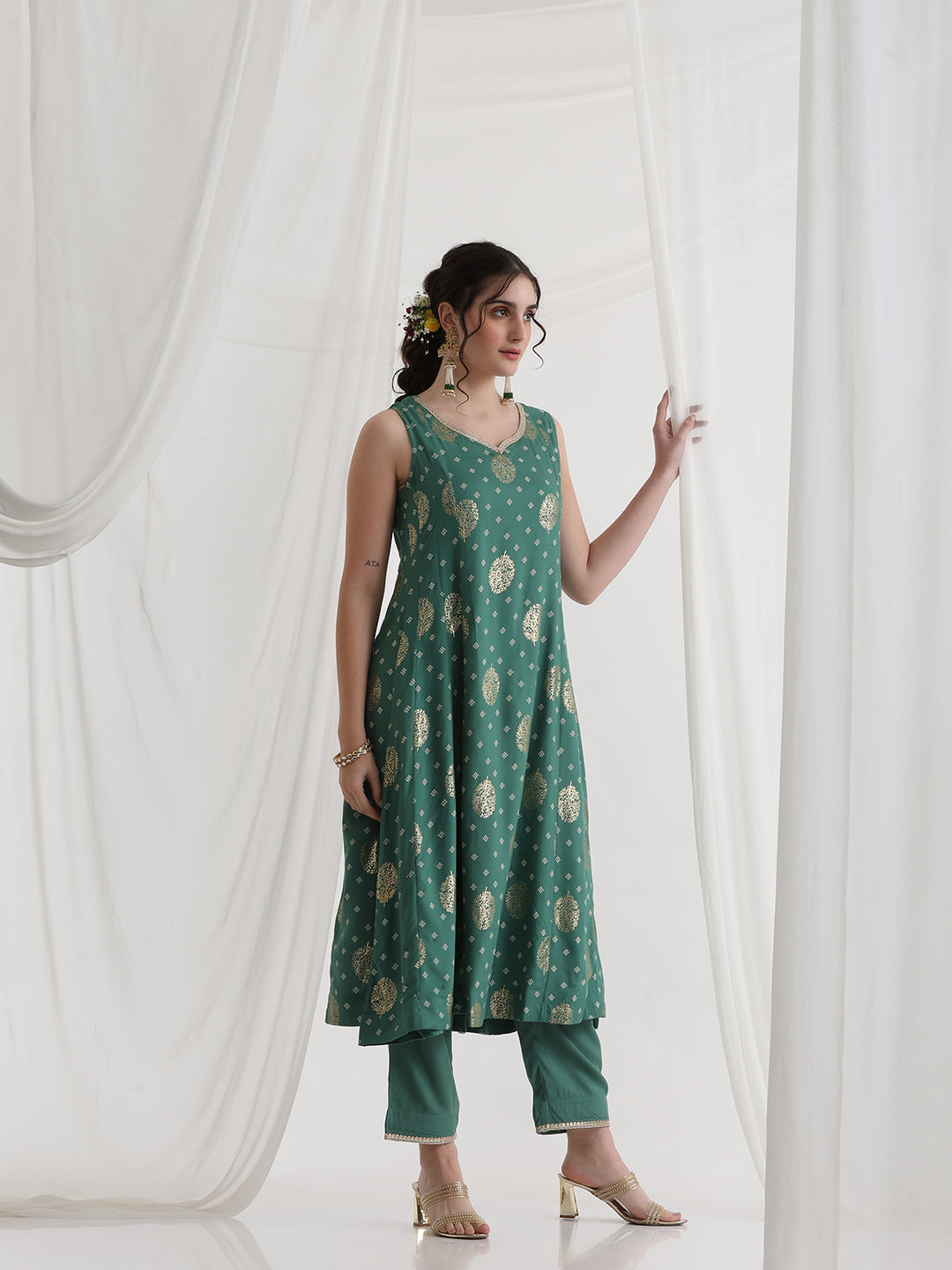 Foil Printed Sweetheart Neck Kurta With Trousers & Dupatta