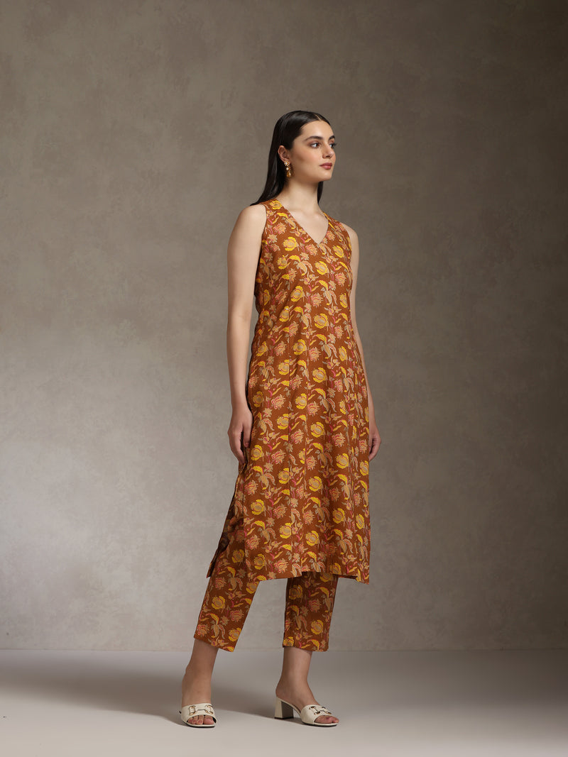 Khushal K Women Floral Printed Sleeveless Pure Cotton Kurta Set
