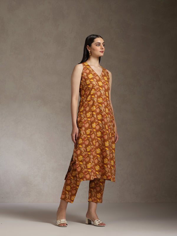 Khushal K Women Floral Printed Sleeveless Pure Cotton Kurta Set